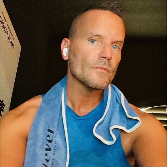 Meet your Posher, Aaron - Picture 3 of 5